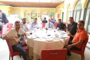 ΑΠΟΕΛ/ Το γεύμα σε ΜΜΕ και χορηγούς (φώτος)