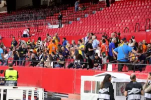 (ΦΩΤΟΣ) Ο κόσμος του ΑΠΟΕΛ στη Σεβίλλη