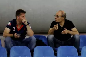 ΠΡΩΤΟ βυσσινί "τρίποντο" με... τριάρα! (Φώτος)