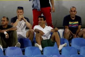 ΠΡΩΤΟ βυσσινί "τρίποντο" με... τριάρα! (Φώτος)