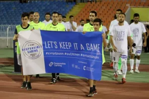 ΠΡΩΤΟ βυσσινί "τρίποντο" με... τριάρα! (Φώτος)