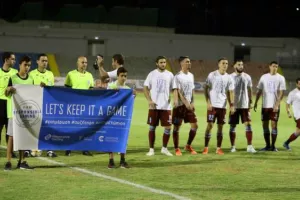 ΠΡΩΤΟ βυσσινί "τρίποντο" με... τριάρα! (Φώτος)
