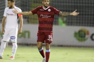 ΠΡΩΤΟ βυσσινί "τρίποντο" με... τριάρα! (Φώτος)