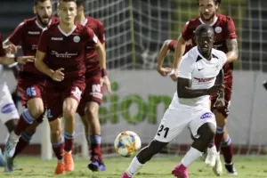 ΠΡΩΤΟ βυσσινί "τρίποντο" με... τριάρα! (Φώτος)