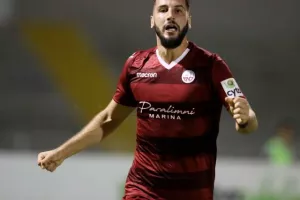 ΠΡΩΤΟ βυσσινί "τρίποντο" με... τριάρα! (Φώτος)