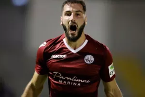 ΠΡΩΤΟ βυσσινί "τρίποντο" με... τριάρα! (Φώτος)