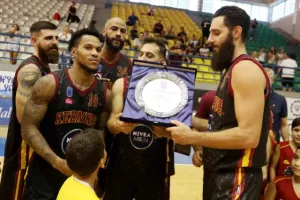 (Φώτος) Πήρε το Σούπερ Καπ ο Κεραυνός