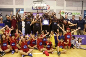 (Φώτος) Πήρε το Σούπερ Καπ ο Κεραυνός