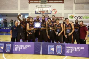 (Φώτος) Πήρε το Σούπερ Καπ ο Κεραυνός