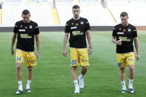 Στα πόδια των Σέρβων/ΑΠΟΕΛ