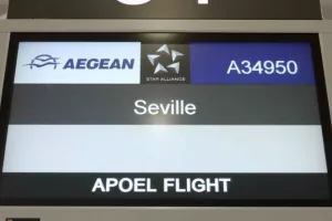 ΦΩΤΟΣ απ' το αεροδρόμιο/Πέταξε για Σεβίλλη το ΑΠΟΕΛ