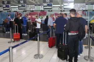 ΦΩΤΟΣ απ' το αεροδρόμιο/Πέταξε για Σεβίλλη το ΑΠΟΕΛ