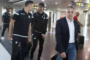 ΦΩΤΟΣ απ' το αεροδρόμιο/Πέταξε για Σεβίλλη το ΑΠΟΕΛ