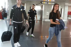 ΦΩΤΟΣ/Με... συνοδεία οι παίκτες του ΑΠΟΕΛ