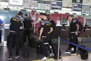 ΦΩΤΟΣ απ' το αεροδρόμιο/Πέταξε για Σεβίλλη το ΑΠΟΕΛ