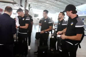 ΦΩΤΟΣ απ' το αεροδρόμιο/Πέταξε για Σεβίλλη το ΑΠΟΕΛ