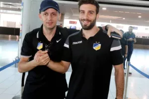 ΦΩΤΟΣ απ' το αεροδρόμιο/Πέταξε για Σεβίλλη το ΑΠΟΕΛ