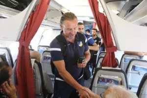 ΦΩΤΟΣ απ' το αεροδρόμιο/Πέταξε για Σεβίλλη το ΑΠΟΕΛ