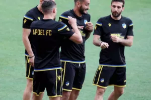 (Φώτος) Προπόνηση ΑΠΟΕΛ στο Σάντσεθ Πιθχουάν