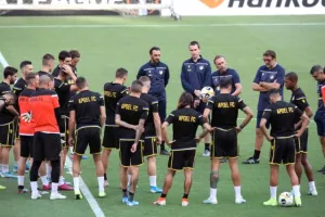 (Φώτος) Προπόνηση ΑΠΟΕΛ στο Σάντσεθ Πιθχουάν