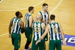 Στην Ελλάδα παίζει μόνος του!
