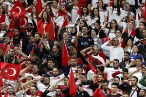 Στρατιωτικός χαιρετισμός των τούρκων οπαδών στον εθνικό τους ύμνο (Βίντεο)