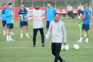 Δοκιμή με τριάδα στα χαφ από Φαν'τ Σιπ