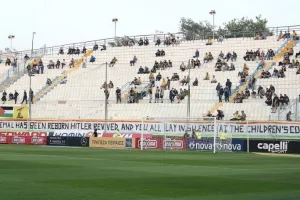 Πανό υπέρ των Κούρδων από τους φίλους της ΑΕΚ 