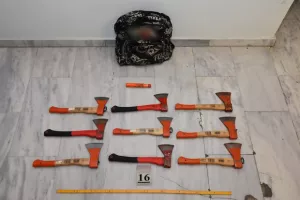 Τσεκούρια και ρόπαλα σε συνδέσμους οπαδών στη Θεσσαλονίκη (φώτο)