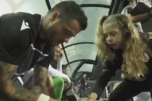 Ο Βιεΐρινια πήρε... οδηγίες από την κόρη του πριν μπει στο παιχνίδι! (βίντεο)