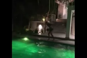 ΕΝΣΟΥΕ/Βουτιές στην πισίνα τα μεσάνυχτα! (βίντεο)