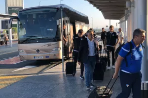 ΦΩΤΟΣ απ' το αεροδρόμιο/Πέταξε για Σεβίλλη το ΑΠΟΕΛ