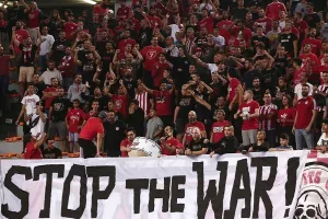 Οπαδοί Ολυμπιακού/"Stop the war"