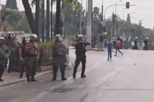 ΕΛΛΑΔΑ/Άνδρας των ΜΑΤ σε διαδηλωτές: «Ελάτε κότες»