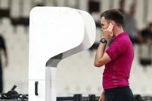 «Μας είπαν ότι η γραμμή του τέρματος κοστίζει όσο όλο το έργο του VAR!»