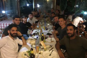 Ο κόουτς... τραπέζωσε τους παίκτες του (Φώτος)