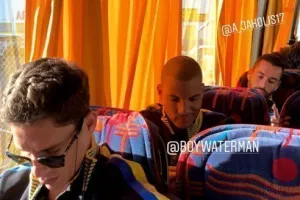 Στα κινητά...