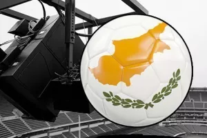 ΕΠΙΠΛΗΞΗ γιατί ο εκφωνητής παρότρυνε τον κόσμο να φωνάξει το όνομα του σκόρερ!