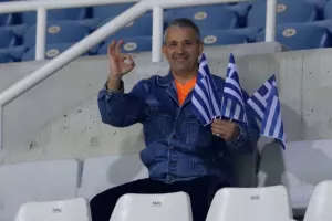 Περήφανος... με τρεις! (ΑΠΟΕΛ)