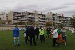 Ξύλο παικτών με οπαδούς στην Ελλάδα (βίντεο)