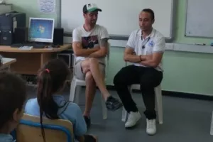 Μίκελ και Κυριάκος δίπλα στα παιδιά (φώτος)
