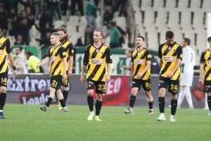 Οπαδοί ΑΕΚ σε παίκτες: "Γουστάρετε να πλακώνεστε; Ελάτε να πλακωθούμε"