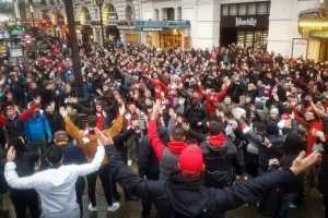 "Ερυθρόλευκη" παρέλαση στο Λονδίνο (φώτος)