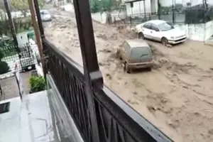 (BINTEO) Η στιγμή που χείμαρρος παρασύρει τα πάντα στη Θάσο!