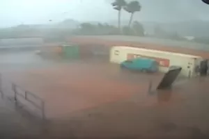 Aνεμοστρόβιλος σαρώνει εργοστάσιο (βίντεο)