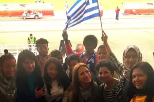Γυναικεία ομάδα προσφύγων δίπλα στην Εθνική