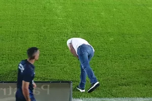 ΤΙΜΟΥΡ: Έκοψε γρασίδι και έκανε τον σταυρό του! (φώτο)