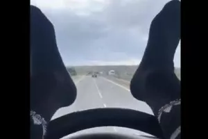 Οδηγούσε με τα πόδια!/Έρευνα της Αστυνομίας