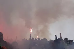 Αδιαπραγμάτευτος στόχος/Θύρα 9