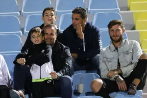 Συμπατριώτες και παλιοί γνώριμοι στην κερκίδα